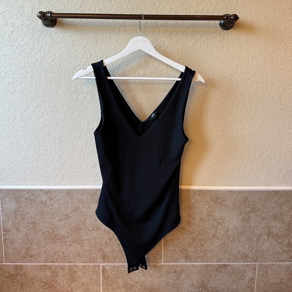 Black Express V-Neck Bodysuit in Size Large